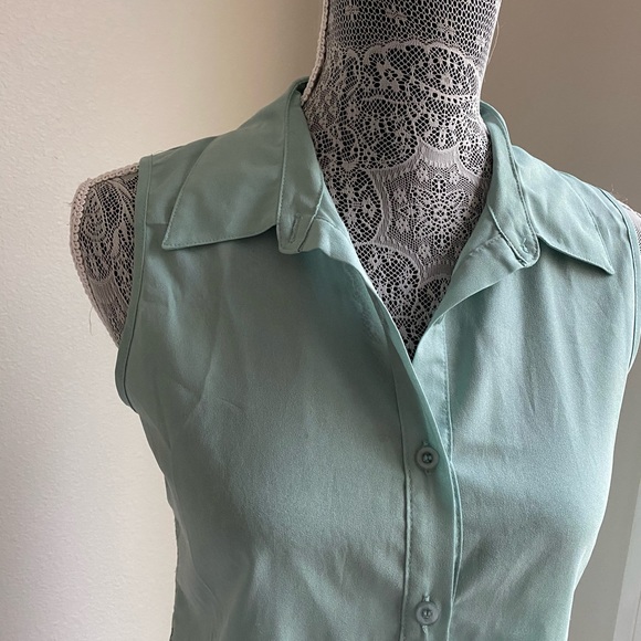 Green Button Up Tank Top Size Small - Picture 3 of 6